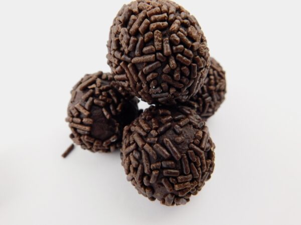 DSCN0018 Frasco de vidrio con trufas, marroc y/o chocolate blanco con fruta deshidratada
